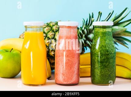 Les smoothies colorés dans des bouteilles. Aliments biologiques naturelles Style. Banque D'Images