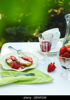 Crêpes avec fraises fraîches et banane pour le petit déjeuner ou le déjeuner Banque D'Images
