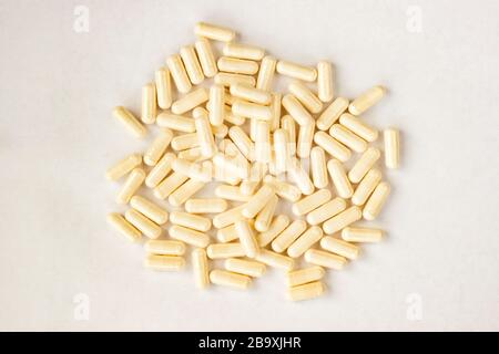 Capsules d'ecru blanc médicaments comprimés supplément isolé sur fond blanc, vue de dessus. Banque D'Images