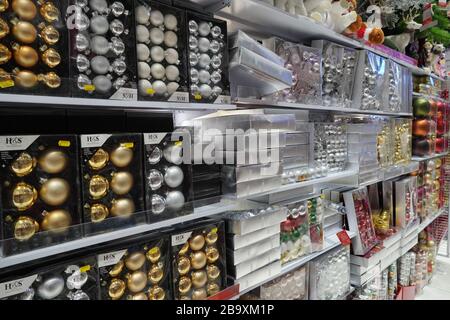 Dubaï Emirats Arabes Unis décembre 2019 belles boules de Noël multicolores sur le marché de Noël. Vente de décorations de Noël et de boules dans le magasin. Noël Banque D'Images