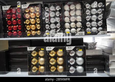 Dubaï Emirats Arabes Unis décembre 2019 belles boules de Noël multicolores sur le marché de Noël. Vente de décorations de Noël et de boules dans le magasin. Noël Banque D'Images