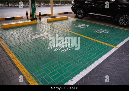 Le panneau vert de la station de charge du véhicule électrique se trouve dans une baie de stationnement. Place de parking pour véhicules électriques. Station de charge de voiture électrique. Dubaï Émirats arabes Unis décembre 2019 Banque D'Images