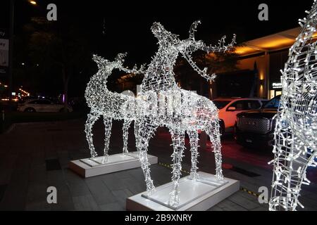 Renne brillant en fils et ampoules. Décorations de Noël. Illuminations de Noël en maille à cadre métallique en forme de renne. Décoration extérieure de Noël à motif cerf Banque D'Images