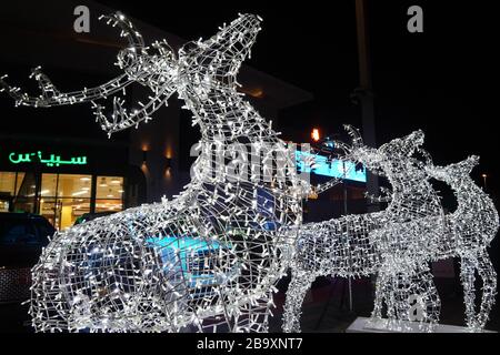 Renne brillant en fils et ampoules. Décorations de Noël. Illuminations de Noël en maille à cadre métallique en forme de renne. Décoration extérieure de Noël à motif cerf Banque D'Images