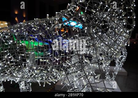 Gros plan sur les rennes en fils et ampoules. Décorations de Noël. Lumières sur le maillage du cadre en fil métallique en forme de renne. Décoration extérieure de cerf. D Banque D'Images
