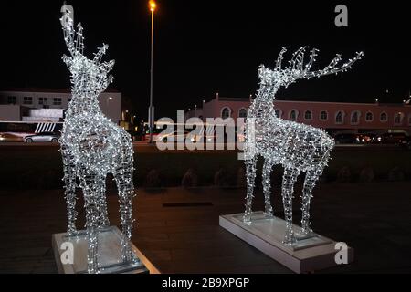 Renne brillant en fils et ampoules. Décorations de Noël. Illuminations de Noël en maille à cadre métallique en forme de renne. Décoration extérieure de Noël à motif cerf Banque D'Images