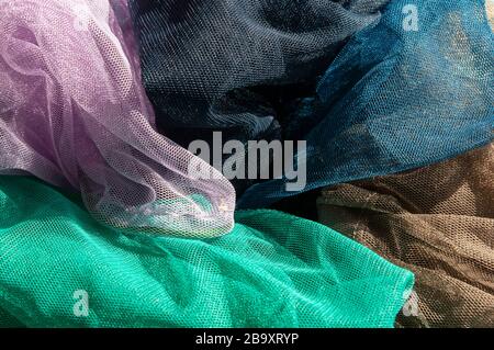 Disposition créative et ensoleillée des sacs à cordes colorés. Sacs écologiques pour fruits et légumes pour réduire le problème mondial de la pollution plastique. Banque D'Images