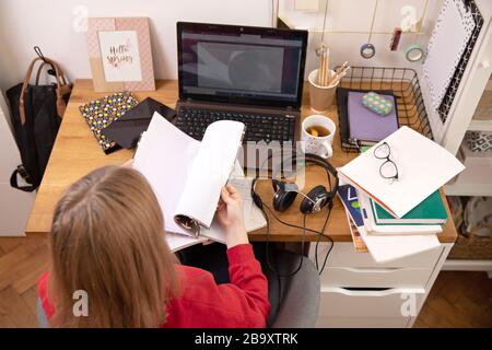 Concept de quarantaine du coronavirus. Mignon étudiant travaillant sur un ordinateur portable à la maison, apprentissage en ligne pour les enfants étudier avec ordinateur Banque D'Images