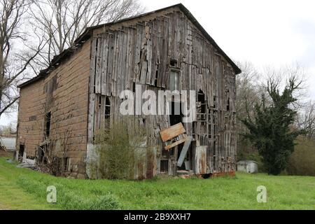 une grande grange agricole en chute libre qui est en panne et abandonnée Banque D'Images