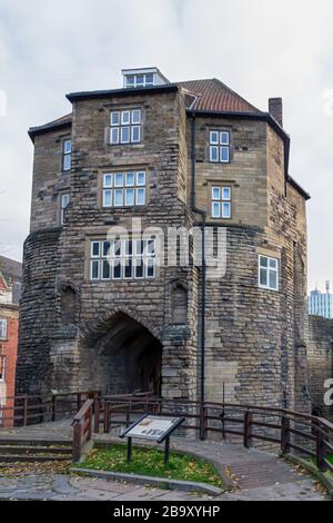 Newcastle upon Tyne, Angleterre - 10 novembre 2019: The Black Gate à Newcastle upon Tyne. La porte noire médiévale est l'entrée du nouveau château fortifié, qui a donné à la ville son nom. Il abrite maintenant la Société des Antiquaires Banque D'Images