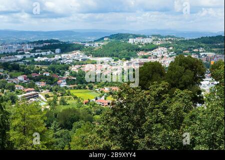 Vue sur la ville de Braga de Santuario do BOM Jesus do Monte, bon Jésus du Mont sanctuaire, Tenoes, Braga, Minho, Portugal Banque D'Images