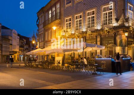 Célèbre café Brasileira illuminé au coucher du soleil, Braga, Minho, Portugal Banque D'Images