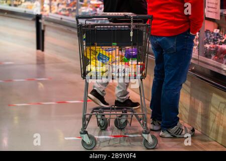 25 mars 2020, Bade-Wuttenberg, Göppingen: Les marquages sur le comptoir à viande montrent aux clients la distance correcte. Photo : Tom Weller/dpa Banque D'Images