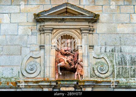 Monastère Saint-Martin de Tibaes, détail de la façade avec la statue de Saint-Martin qui coupage son mantel, Braga, Minho, Portugal Banque D'Images