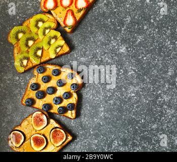 Beurre de noix et fruits toasts vegan Banque D'Images