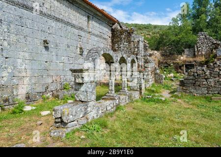 Ruines D'Arcade Cloître, Monastère De Pitoes, Pitoes Das Junias, Parc National De Peneda Geres, Minho, Portugal Banque D'Images