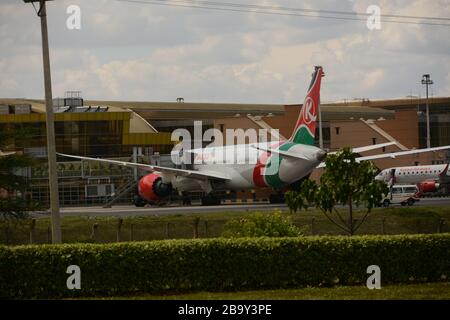 Un avion de Kenya Airways est stationné à l'aéroport international Jomo Kenyatta de Nairobi. Le gouvernement kenyan a annoncé qu'à partir du 25 mars 2020 à minuit, ils n'autoriseront pas les vols internationaux de passagers à destination de l'une ou l'autre des terres ou à partir du Kenya comme mesure préventive contre le covid-19. Jusqu'à présent, le Kenya n'a enregistré que 25 cas de coronavirus. Banque D'Images