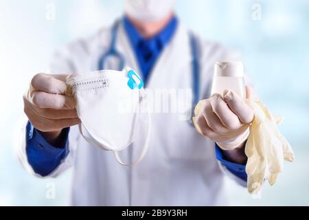 Médecin montrant des gants de masque et du désinfectant liquide Banque D'Images