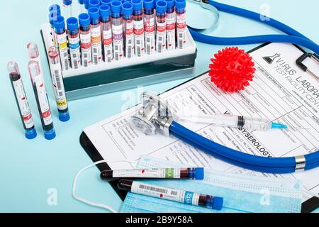 Plusieurs échantillons de sang fictif infectés avec divers virus avec un rapport de laboratoire, un masque et une seringue. Banque D'Images