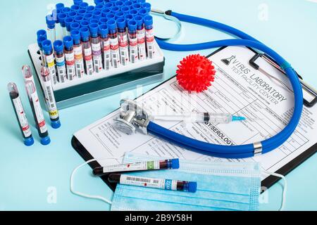 Plusieurs échantillons de sang fictif infectés avec divers virus avec un rapport de laboratoire, un masque et une seringue. Banque D'Images