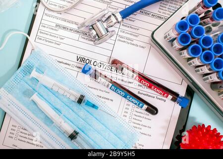 Plusieurs échantillons de sang fictif infectés avec divers virus avec un rapport de laboratoire, un masque et une seringue. Banque D'Images