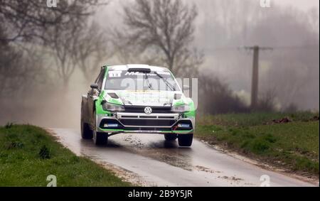 14 mars 2020. Saint Denoeux, pas de Calais, France. Rallye du Touquet. Le 60ème Rallye du Touquet serpente dans la campagne française. La Ra Banque D'Images