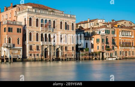 Maisons, canaux aquatiques, sites touristiques, beaux endroits, gens et touristes dans la ville italienne de Venise Banque D'Images