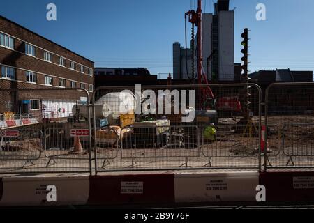 Manchester, Royaume-Uni. 25 mars 2020. Les entrepreneurs continuent à travailler sur un site nouvellement formé. Le Cabinet Office a confirmé que la construction en Angleterre peut se poursuivre tant qu'elle peut être effectuée en toute sécurité et en suivant les directives de Santé publique Angleterre. La sécurité des travailleurs de la construction a été largement controversée en raison de la propagation du coronavirus. Crédit : Andy Barton/Alay Live News Banque D'Images