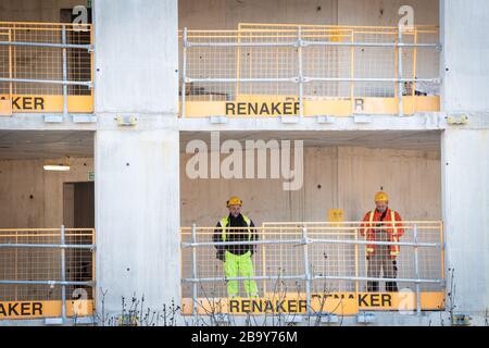 Manchester, Royaume-Uni. 25 mars 2020. Les travailleurs de la construction se réunissent sur un site opérationnel. Le Cabinet Office a confirmé que la construction en Angleterre peut se poursuivre tant qu'elle peut être effectuée en toute sécurité et en suivant les directives de Santé publique Angleterre. La sécurité des travailleurs de la construction a été largement controversée en raison de la propagation du coronavirus. Crédit : Andy Barton/Alay Live News Banque D'Images