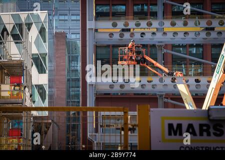 Manchester, Royaume-Uni. 25 mars 2020. Un travailleur de la construction assiste à des travaux d'acier sur un chantier. Le Cabinet Office a confirmé que la construction en Angleterre peut se poursuivre tant qu'elle peut être effectuée en toute sécurité et en suivant les directives de Santé publique Angleterre. La sécurité des travailleurs de la construction a été largement controversée en raison de la propagation du coronavirus. Crédit : Andy Barton/Alay Live News Banque D'Images