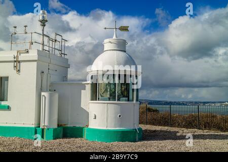 Phare de Berry Head, le phare le plus haut et le plus court de Grande-Bretagne, sur les falaises près de Brixham, Devon, Royaume-Uni. Mars 2018. Banque D'Images