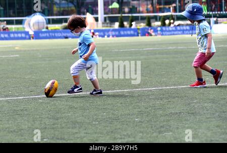 (200325) -- HONG KONG, le 25 mars 2020 (Xinhua) -- les enfants jouent au rugby à WAN Chai, Hong Kong, Chine méridionale, le 23 mars 2020. Les habitants de Hong Kong participent à diverses formes d'exercices dans le contexte de l'épidémie COVID-19. (Xinhua/Wu Xiaochu) Banque D'Images