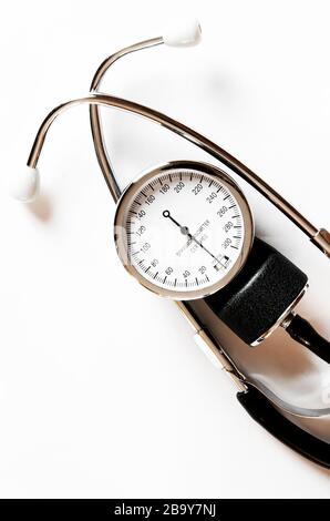 Le tonomètre noir se trouve sur un fond blanc. Vue de dessus. Close-up Banque D'Images