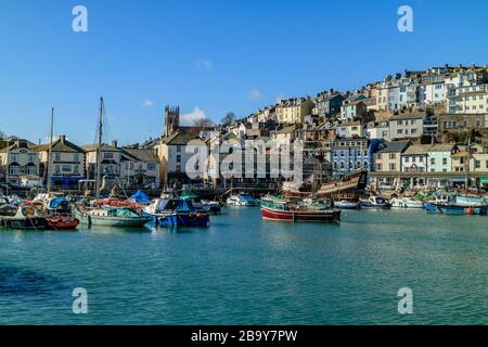 Port de Brixham avec des bateaux de pêche et de loisirs pour une journée ensoleillée. Brixham, Devon, Royaume-Uni. Mars 2018. Banque D'Images