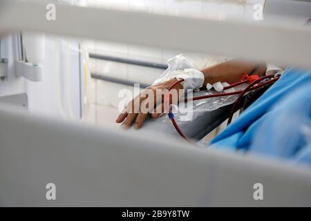 Saada, Yémen. 19 mars 2020. Une femme souffrant d'insuffisance rénale est soumise à une dialyse à l'hôpital Al-Jumhori dans la province de Saada, au Yémen, le 19 mars 2020. POUR ALLER avec:Feature: Les patients rénaux yéménites souffrent d'un manque de médicaments crédit: Mohammed Mohammed Mohammed/Xinhua/Alay Live News Banque D'Images