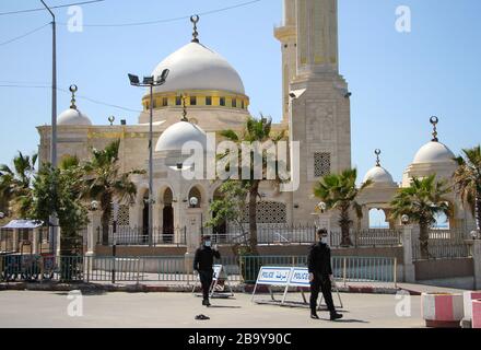 Gaza. 25 mars 2020. Les membres des forces de sécurité palestiniennes sont en position de garde devant une mosquée fermée à Gaza, le 25 mars 2020. La Palestine a déclaré mercredi que deux nouveaux cas de COVID-19 étaient positifs, portant à 62 le nombre total d'infectés dans ses territoires. Crédit: Rizek Abdeljawad/Xinhua/Alay Live News Banque D'Images