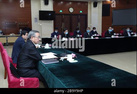 Pékin, Chine. 25 mars 2020. HU Chunhua, membre du Bureau politique du Parti communiste chinois Comité central et chef du Conseil d'État chargé de l'emploi, enquête sur un programme national de recrutement en ligne à Beijing, capitale de la Chine, le 25 mars 2020. Crédit: Yao Dawei/Xinhua/Alay Live News Banque D'Images