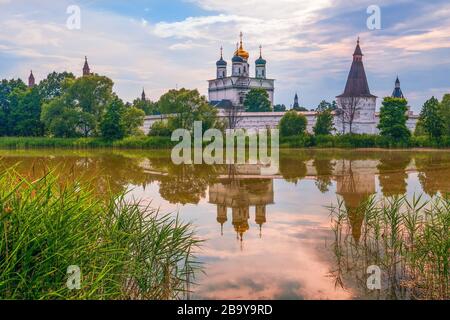 Vue sur le monastère de Joseph-Volokolamsk et son reflet dans la ville de Volokolamsk. Oblast de Moscou. Russie Banque D'Images