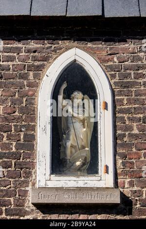 Gent, Belgique - 22 mars 2020 : statue de Saint Michael trouvée dans un mur du béguinage Saint Elisabeth. UNESCO classée. Banque D'Images