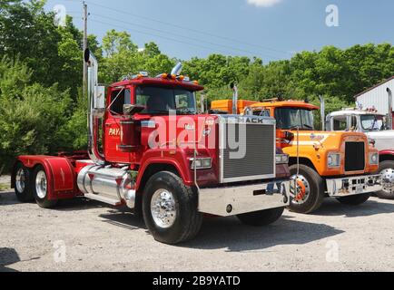 Camion- Vintage Mack Super Liner Truck. Estimé en 1977 ou dans quelques années plus tard. Howard Trucking Show, Fairborn, Ohio, États-Unis. Banque D'Images