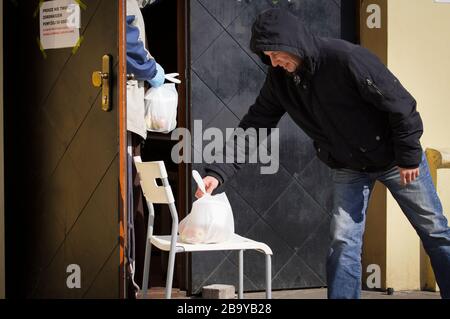 Varsovie, Pologne. 23 mars 2020. Un sans-abri reçoit un forfait déjeuner chaud à Varsovie, en Pologne, le 23 mars 2020. Les sans-abri sont l'un des groupes les plus vulnérables au coronavirus en raison de leur incapacité à isoler les déisases qui se produisent à andco. Les experts américains et canadiens en santé ont prévenu que les villes comptant de grandes populations de sans-abri souffriraient d'une propagation plus rapide du virus. (Photo de Jaap Arrens/Sipa USA) crédit: SIPA USA/Alay Live News Banque D'Images