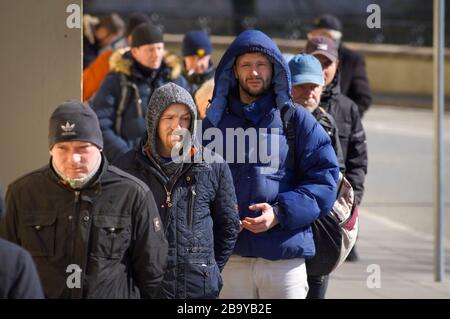 Varsovie, Pologne. 23 mars 2020. Les sans-abri attendent en ligne dans une église pour recevoir un déjeuner chaud à Varsovie, en Pologne, le 23 mars 2020. Les sans-abri sont l'un des groupes les plus vulnérables au coronavirus en raison de leur incapacité à isoler les déisases qui se produisent à andco. Les experts américains et canadiens en santé ont prévenu que les villes comptant de grandes populations de sans-abri souffriraient d'une propagation plus rapide du virus. (Photo de Jaap Arrens/Sipa USA) crédit: SIPA USA/Alay Live News Banque D'Images