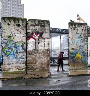 Potsdamer Platz, Berlin, . 23 février 2020. Le mur de Berlin reste à Potsdamer Platz. Cette zone était le site de l'une des plus grandes zones de la zone de mort ou aucun terrain d'homme entre les deux murs intérieurs et extérieurs qui a constitué le mur entre l'est et l'Ouest. Photo de Julie Edwards./Alay Live News Banque D'Images