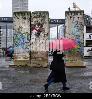 Potsdamer Platz, Berlin, . 23 février 2020. Le mur de Berlin reste à Potsdamer Platz. Cette zone était le site de l'une des plus grandes zones de la zone de mort ou aucun terrain d'homme entre les deux murs intérieurs et extérieurs qui a constitué le mur entre l'est et l'Ouest. Photo de Julie Edwards./Alay Live News Banque D'Images