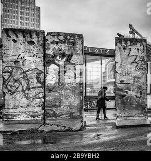 Potsdamer Platz, Berlin, . 23 février 2020. Le mur de Berlin reste à Potsdamer Platz. Cette zone était le site de l'une des plus grandes zones de la zone de mort ou aucun terrain d'homme entre les deux murs intérieurs et extérieurs qui a constitué le mur entre l'est et l'Ouest. Photo de Julie Edwards./Alay Live News Banque D'Images