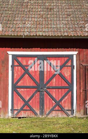 Vieilles portes rouges sur une grange Banque D'Images