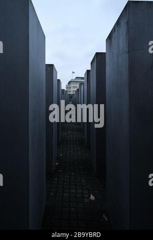 Mémoire aux Juifs assassinés d'Europe vues générales également connues sous le nom de Mémorial de l'Holocauste (allemand: Hoah-Mahnmal) le lundi 24 février 2020 à Cora-Berliner-Straße, Berlin. Le site est recouvert de 2 711 dalles de béton ou de « télae », disposées en grille sur un terrain en pente. Photo de Julie Edwards. Banque D'Images