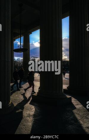 Les touristes marchent entre les piliers de la porte de Brandebourg le vendredi 28 février 2020 à Pariser Platz , Berlin. . Photo de Julie Edwards. Banque D'Images