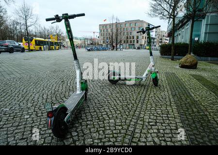 Lime Scooter à Berlin le samedi 29 février 2020 à Tiergarten, Berlin. Neutron Holdings, Inc. Faisant affaires sous le nom de Lime, anciennement LimeBike, est une compagnie de transport basée aux États-Unis. Il gère des scooters électriques, des vélos électriques, des pédalier normaux et des systèmes de partage de voiture dans diverses villes du monde entier. Le système propose des véhicules sans quai que les utilisateurs trouvent et déverrouillent via une application mobile qui connaît l'emplacement des véhicules disponibles via le GPS. Photo de Julie Edwards. Banque D'Images