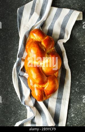 Sweet fraîchement cuits au four à pain de pain tressé. Pain Challah Banque D'Images